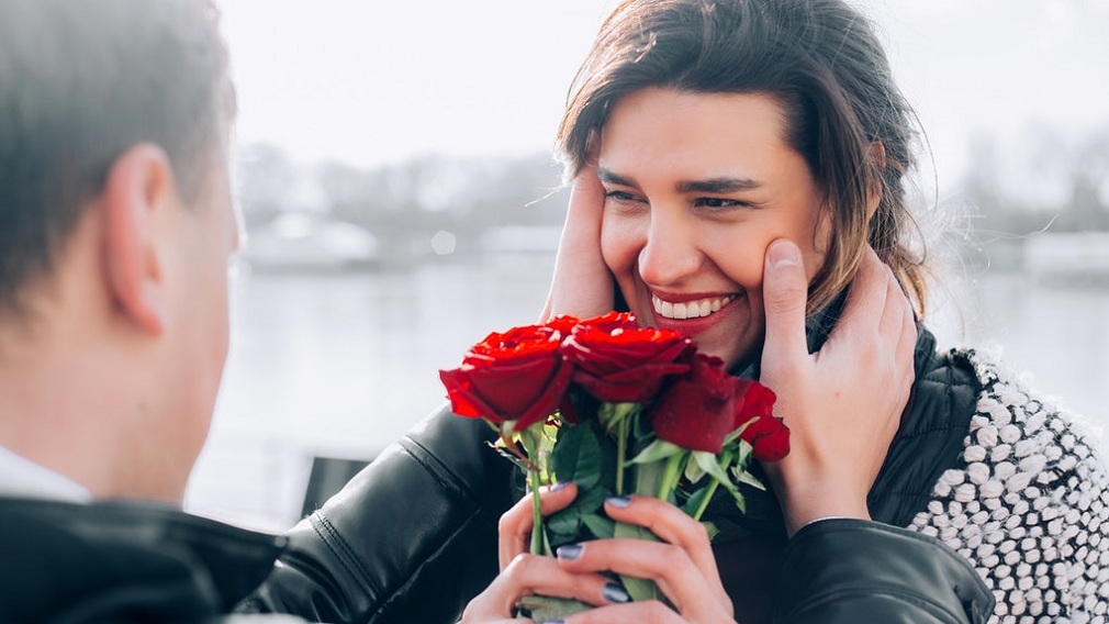 Best Flowers for Valentine's Day, Valentines Day Flowers, Valentine's Day Couple, Couple On A Valentine's Date.