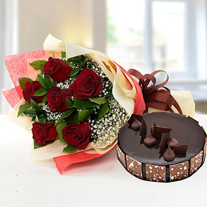 Elegant Rose Bouquet With Chocolate Fudge Cake